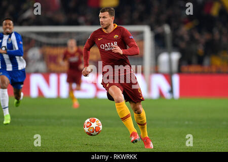 Roma, Italia. 12 feb 2019. Foto di Fabrizio Corradetti 12 Febbraio 2019 Roma (Italia) Sport Calcio Roma - Porto la UEFA Champions League 2018-2019 - Stadio Olimpico di Roma Nella foto: Edin Dzeko Foto Fabrizio Corradetti 12st Febbraio 2019 Roma (Italia) Sport Soccer Roma - Porto la UEFA Champions League 2018-2019 - Stadio Olimpico di Roma nel pic: Edin Dzeko Credito: Fabrizio Corradetti/Alamy Live News Foto Stock