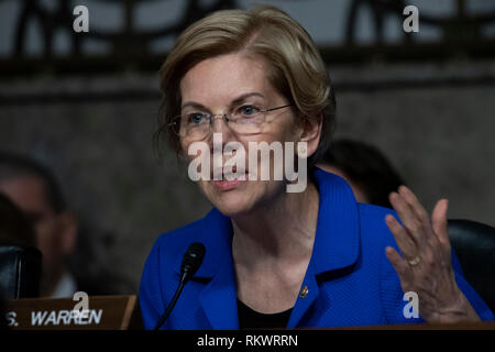 Washington, Stati Uniti d'America. 12 Feb, 2019. Il senatore Elizabeth Warren, democratico del Massachusetts, durante una seduta del Senato Comitato delle Forze Armate audizione del Campidoglio di Washington, DC il 12 febbraio 2019. Credito: Alex Edelman/CNP | Utilizzo di credito in tutto il mondo: dpa/Alamy Live News Foto Stock