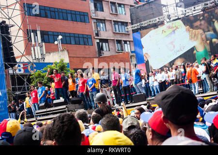 Caracas, Venezuela. 12 Feb, 2019. I dimostranti dell opposizione a Nicolás Maduro concentrato durante la gioventù del giorno per il supporto di Juan Guaidó come presidente ad interim e la richiesta di aiuti umanitari. Credito: Agustin Garcia/Alamy Live News Foto Stock