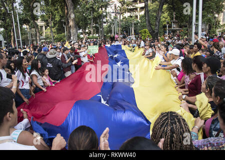 Caracas, Venezuela. 12 Feb, 2019. I sostenitori dell'opposizione si riuniscono per rally contro il Presidente venezuelano Nicolás Maduro il governo e in onore della Giornata della Gioventù di Cucuta, Colombia Febbraio 12, 2019. Credito: Elyxandro Cegarra/ZUMA filo/Alamy Live News Foto Stock