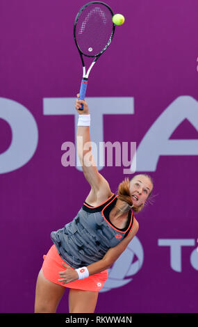 Doha in Qatar. 12 Feb, 2019. Anna Blinkova della Russia serve le Donne Singoli Primo turno match tra Anna Blinkova della Russia e Anastasija Sevastova della Lettonia nel 2019 WTA Qatar aprire a Doha, in Qatar, Feb 12, 2019. Anna Blinkova ha vinto 2-0. Credito: Nikku/Xinhua/Alamy Live News Foto Stock