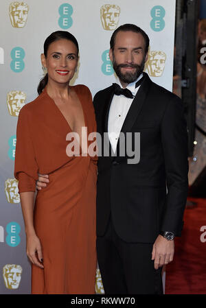 LONDON, Regno Unito - 10 febbraio: Joseph Fiennes, Maria Dolores Dieguez presso la 72a British Academy Film Awards tenutasi alla Albert Hall il 10 febbraio 2019 a Londra, Regno Unito. Foto: imageSPACE Foto Stock