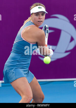 Doha in Qatar. 12 Feb, 2019. Anett Kontaveit di Estonia colpisce un ritorno durante il singolo il match di primo turno contro Zhu Lin della Cina al 2019 WTA Qatar aprire a Doha, in Qatar, nel febbraio 12, 2019. Anett Kontaveit ha vinto 2-0. Credito: Nikku/Xinhua/Alamy Live News Foto Stock