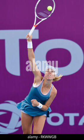 Doha in Qatar. 12 Feb, 2019. Anett Kontaveit di Estonia serve durante la singola il match di primo turno contro Zhu Lin della Cina al 2019 WTA Qatar aprire a Doha, in Qatar, nel febbraio 12, 2019. Anett Kontaveit ha vinto 2-0. Credito: Nikku/Xinhua/Alamy Live News Foto Stock