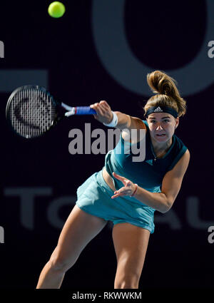 Doha in Qatar. 12 Feb, 2019. Karolina Muchov della Repubblica ceca serve durante la singolare femminile match di primo turno contro Samantha STOSUR di Australia al 2019 WTA Qatar aprire a Doha, in Qatar, nel febbraio 12, 2019. Karolina Muchov ha vinto 2-0. Credito: Nikku/Xinhua/Alamy Live News Foto Stock