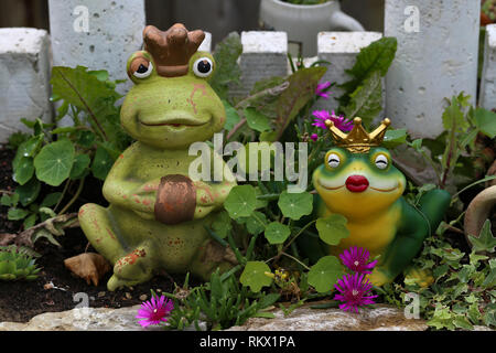 La principessa decorativo rana nel giardino con stagno Foto Stock