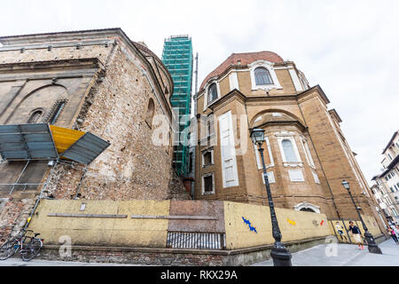 Firenze, Italia - 31 agosto 2018: Fuori exterior edificio di Firenze in Toscana un ampio angolo di visione con il marciapiede street e costruzione impalcatura Foto Stock