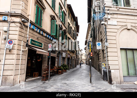 Firenze, Italia - 31 agosto 2018: Fuori esterno Firenze hotel Edificio in Toscana con stretto vicolo street nella mattina il ristorante business Foto Stock