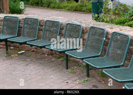 Luogo di riposo / metallo panchine nel parco Foto Stock