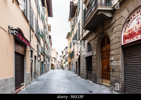 Firenze, Italia - 31 agosto 2018: Fuori exterior edificio di Firenze in Toscana su vuoto alley street nella mattina un ampio angolo di visione business Negozi vicino Foto Stock