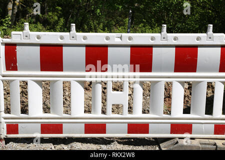 La scherma su strada a causa della costruzione Foto Stock
