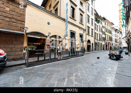 Firenze, Italia - 31 agosto 2018: Fuori esterno chiuso di Firenze chiamato cafe Ristorante Pizzeria Nuti edificio giallo in Toscana su alley street Foto Stock