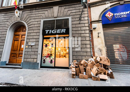 Firenze, Italia - 31 agosto 2018: Fuori dall esterno del chiuso battenti Tiger segno di Copenaghen store edificio in Toscana su alley street nella mattina un ampio Foto Stock