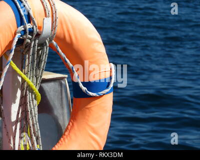 Orange anello di vita sulla spiaggia, sicurezza dell'acqua. Salvagente sulla costa del mare Foto Stock