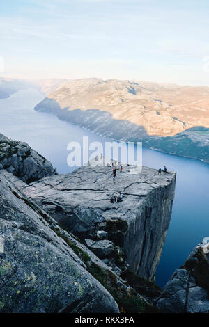 Turisti che si godono il pulpito Rock / Prekestolen o Prekestolen e Lysefjord Ryfylke in Norvegia Foto Stock