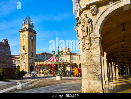 Torre dei Caduti, monumento torre in Piazza Cavalieri di Vittorio Veneto piazza. Bergamo, Lombardia, Italia. Foto Stock