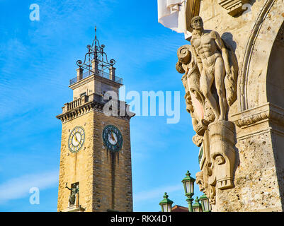 Torre dei Caduti, monumento torre in Piazza Cavalieri di Vittorio Veneto piazza. Bergamo, Lombardia, Italia. Foto Stock