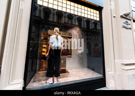 Firenze, Italia - 31 agosto 2018: Pullman storefront facciata di edificio di shop store in Firenze, la città italiana con il segno e la donna lavoratrice disponendo displa Foto Stock