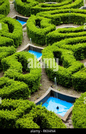 Un' antenna abstrac vista di siepi in una formale giardino del palazzo Foto Stock