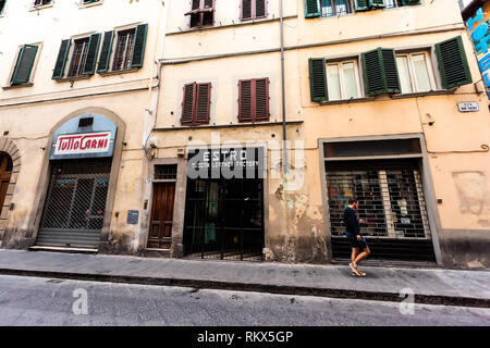 Firenze, Italia - 31 agosto 2018: facciata di edificio di shop store in Firenze, città italiana con segno e architettura in mattinata sulla via dei Neri Foto Stock