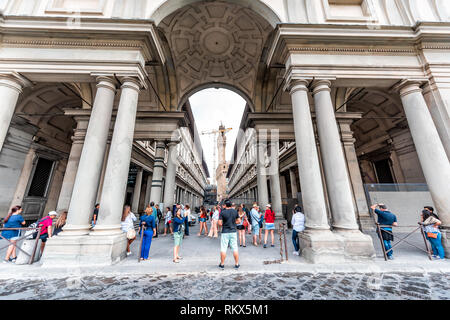 Firenze, Italia - 31 agosto 2018: Firenze edifici durante l'estate la mattina nuvoloso in Toscana con il piazzale degli Uffizi e molte persone da archi Foto Stock