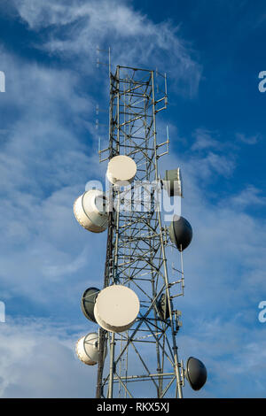 Radio Torre communcations isolata contro un cielo blu con nuvole Foto Stock