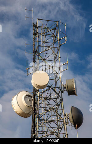 Radio Torre communcations isolata contro un cielo blu con nuvole Foto Stock