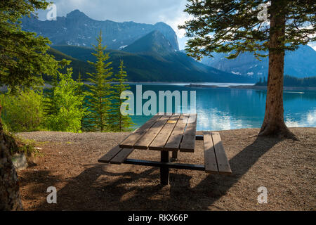 Un picnic in alto a Kananaskis Lago nelle Montagne Rocciose Canadesi, Alberta, Canada Foto Stock