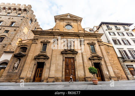 Firenze, Italia - 31 agosto 2018: Firenze giallo arancio edifici durante l'estate la mattina nuvoloso in Toscana con la chiesa della Santa Trinità facciata Foto Stock