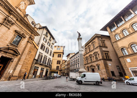 Firenze, Italia - 31 agosto 2018: Firenze giallo arancio edifici durante l'estate la mattina nuvoloso in Toscana con la chiesa della Santa Trinità in Piazza Santa Tr Foto Stock