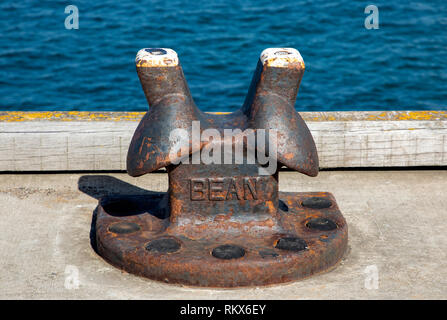 Nave bollard ormeggio sul molo nel porto di Braye Alderney, Isole del Canale. Foto Stock