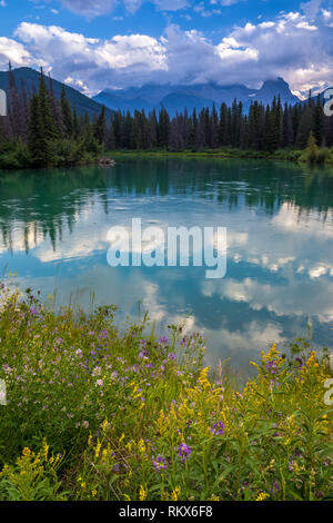 Montare Lougheed e il Fiume Bow nelle Montagne Rocciose Canadesi vicino a Canmore, Alberta, Canada Foto Stock