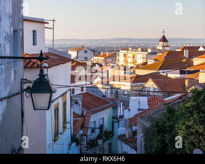 Street nella città vecchia in Palmela, Distretto di Setubal, a sud di Lisbona in Portogallo, al tramonto. Foto Stock