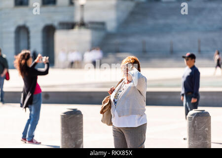 Washington DC, Stati Uniti d'America - 12 Ottobre 2018: il Congresso USA sul capitale Capitol Hill con molti turisti gente donna prendendo foto Foto Stock