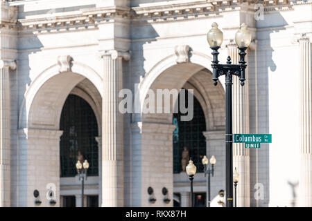 Washington DC, Stati Uniti d'America Union Station con Columbus Circle strada segno la strada di ingresso la facciata esterna dell'architettura Foto Stock