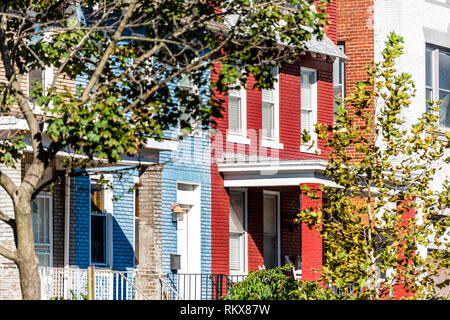 Riga di colorati di rosso e di blu di mattoni dipinto case residenziali case case architettura ingresso esterno a Washington DC Capitol Hill neighborho Foto Stock