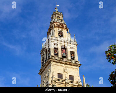 Cordova, Spagna. Il campanile della Cattedrale di Mezquita di Cordova, conosciuta anche come la Grande Moschea. Foto Stock