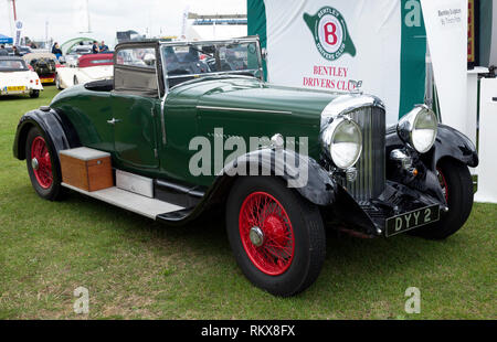 Tre quarti di vista frontale di un verde,1937 Bentley in Bentley Drivers Club Zona del 2017 Silverstone Classic Foto Stock