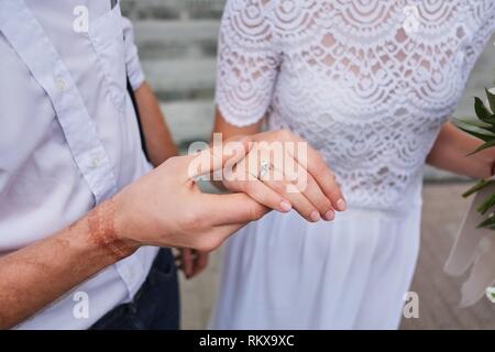 Tema di nozze, tenendo le mani sposi novelli Foto Stock