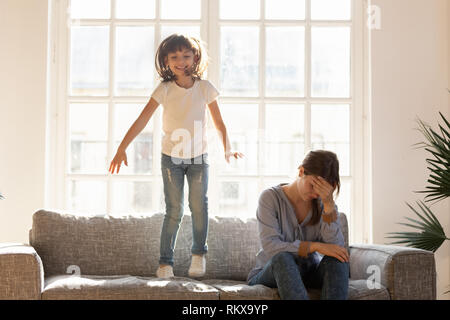 Stanco ha sottolineato mom avente cefalea sensazione irritato per rumoroso kid Foto Stock