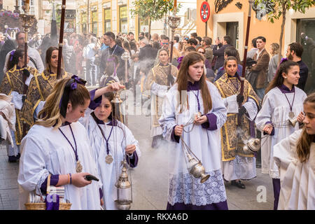 Malaga, Spagna - 26 Marzo 2018. I bambini che partecipano alla processione nella Settimana Santa in una città spagnola Foto Stock