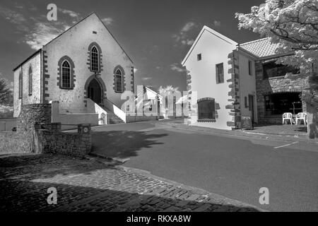 IInfrared immagine monocromatica della Chiesa Metodista di St Anne's Town Center, Rue des Marcheurs, su Alderney, Isole del Canale. Foto Stock