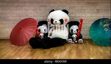 Sibiu, Romania - 01 febbraio, 2019. Panda famiglia bambole con ombrelloni Foto Stock