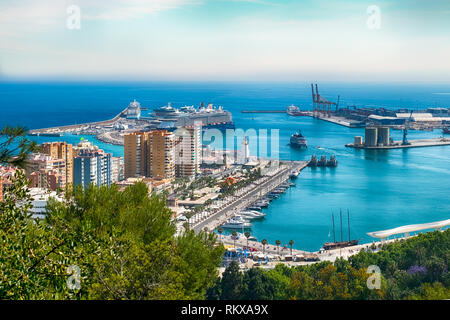 Malaga, Spagna - 18 maggio 2018. La nave di crociera Mein Schiff 5 con crociere Seven Seas Explorer e Rhapsody dei mari nel porto di Malaga, Spagna Foto Stock