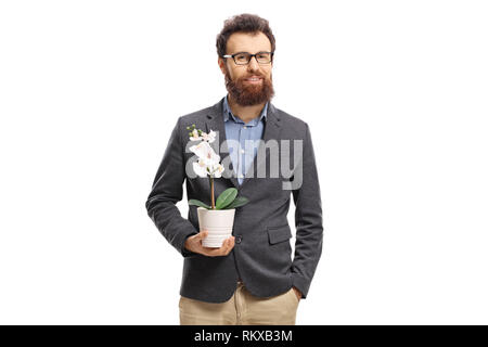 Sorridente giovane con una barba tenendo un mini orchidea bianca isolata su sfondo bianco Foto Stock