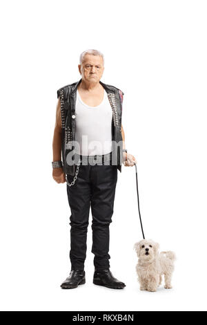 A piena lunghezza Ritratto di una matura grumpy punker in piedi con un maltese cane barboncino isolati su sfondo bianco Foto Stock
