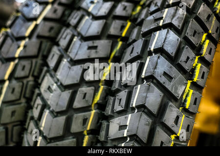 I pneumatici per motocicli sulla cremagliera store, Chiudi vista Foto Stock