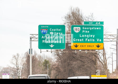 Great Falls, Stati Uniti d'America - Aprile 1, 2018: Autostrada da Washington DC nel Maryland il Capital Beltway segno di loop per uscire a Langley Alessandria e George Richmond Foto Stock
