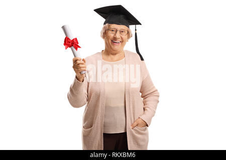 Felice donna matura con un cappello di laurea in possesso di un diploma isolati su sfondo bianco Foto Stock