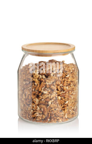 Un vaso di vetro con le noci isolati su sfondo bianco Foto Stock
